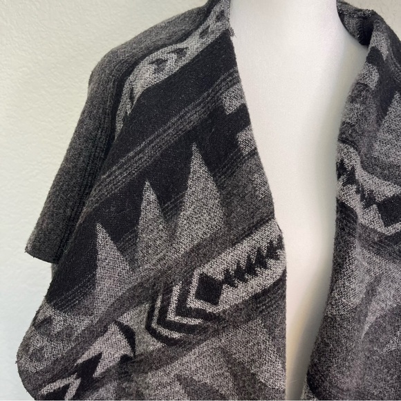 Dylan Los Angeles Geometric Patterned Aztec Style Gray Hooded Sweater Size Small - Picture 2 of 15